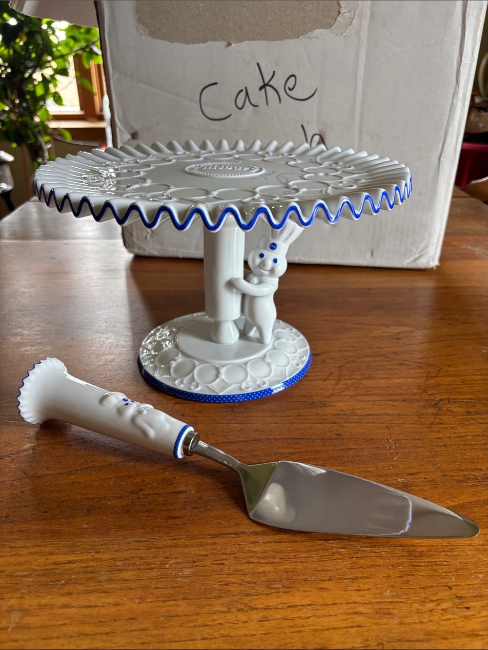 ©️2004 Danbury Mint New Pillsbury Dough Boy white/blue ruffled cakestand &server
